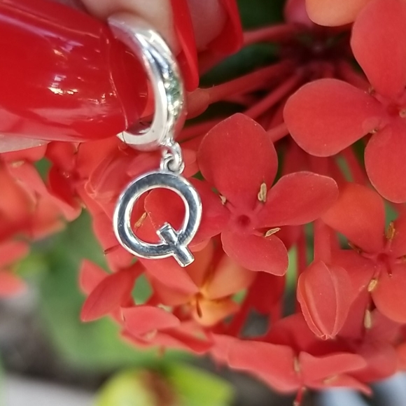 Single Sterling Silver huggie with Q initial - Picture 4 of 4